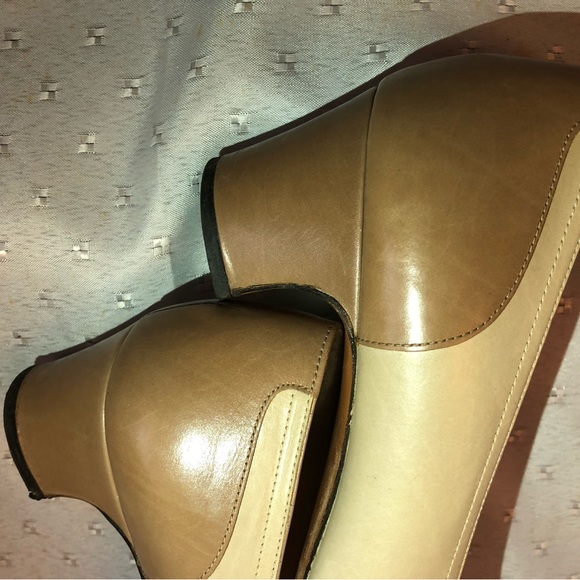 Two Tone Ferragamo pumps! Perfect for spring. - Picture 2 of 11
